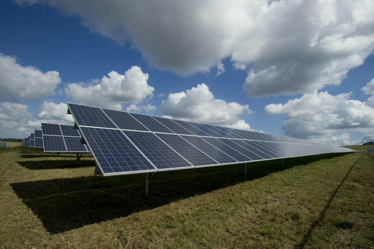 Painéis fotovoltaicos sob a luz do sol